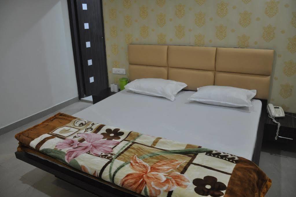לודהיאנה Hotel Silver Stone מראה חיצוני תמונה